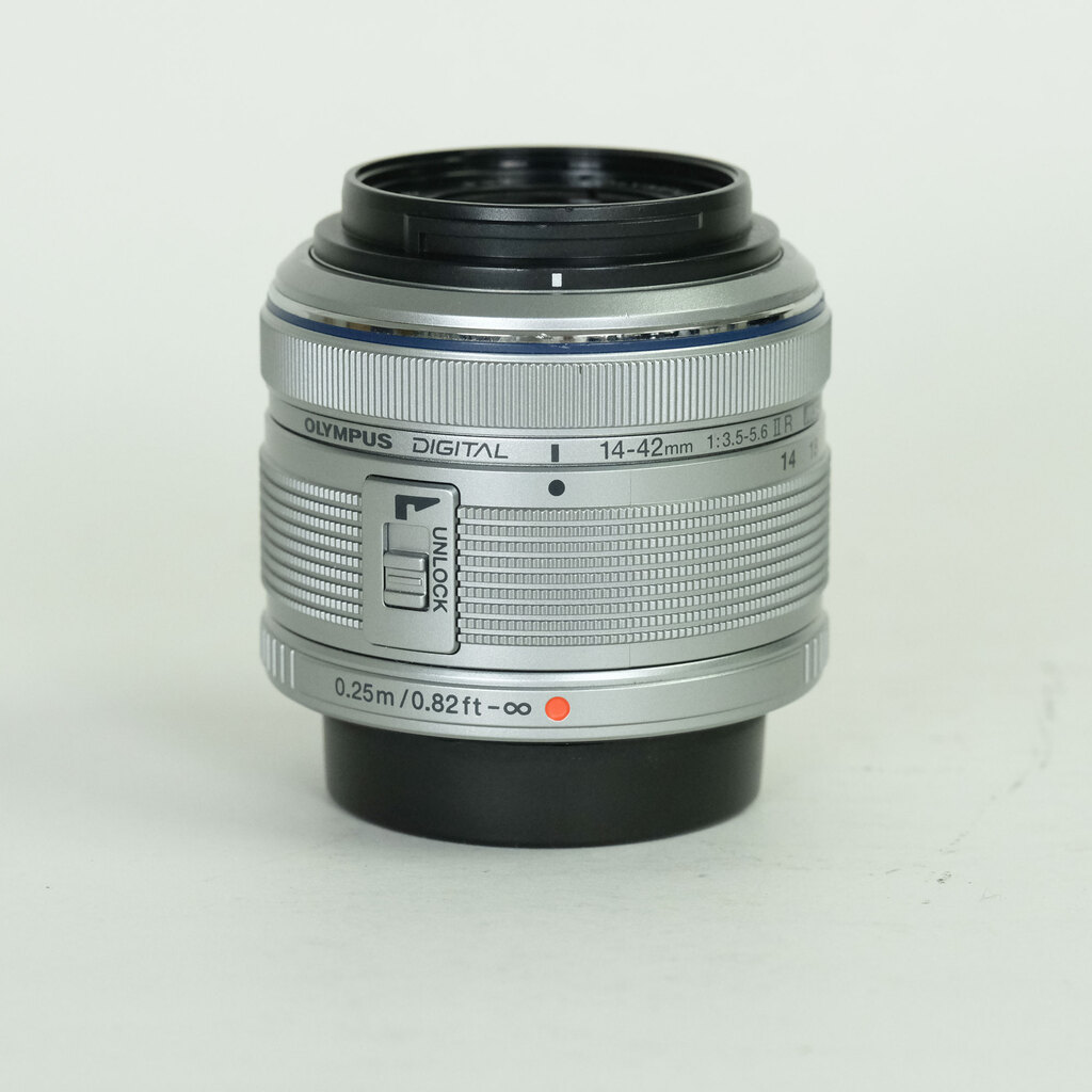 OLYMPUS M.ZUIKO DIGITAL 14-42mm F3.5-5.6IIR シルバー