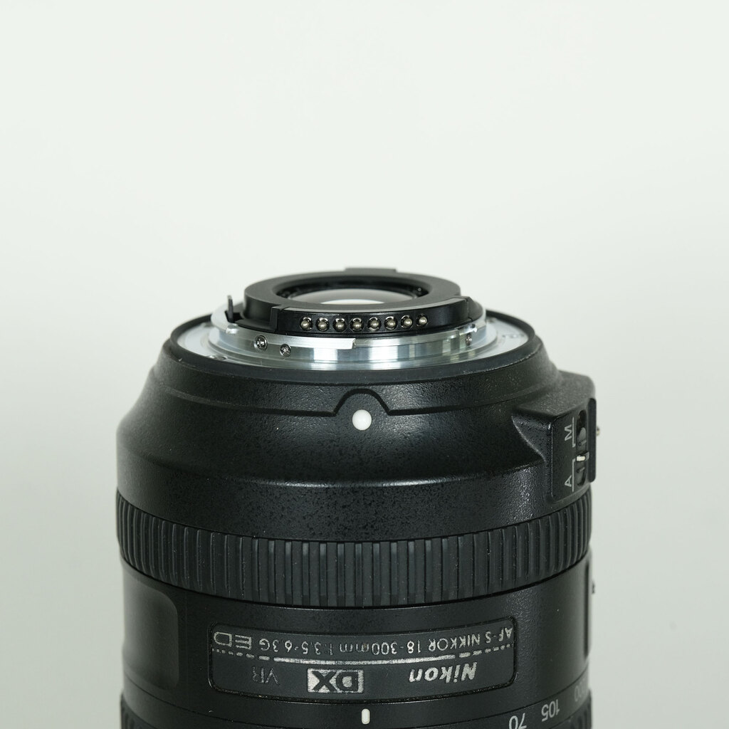 Nikon AF-S DX NIKKOR 18-300mm f/3.5-6.3G ED VR Nikon AF-S DX NIKKOR 18-300mm f/3.5-6.3G ED VR