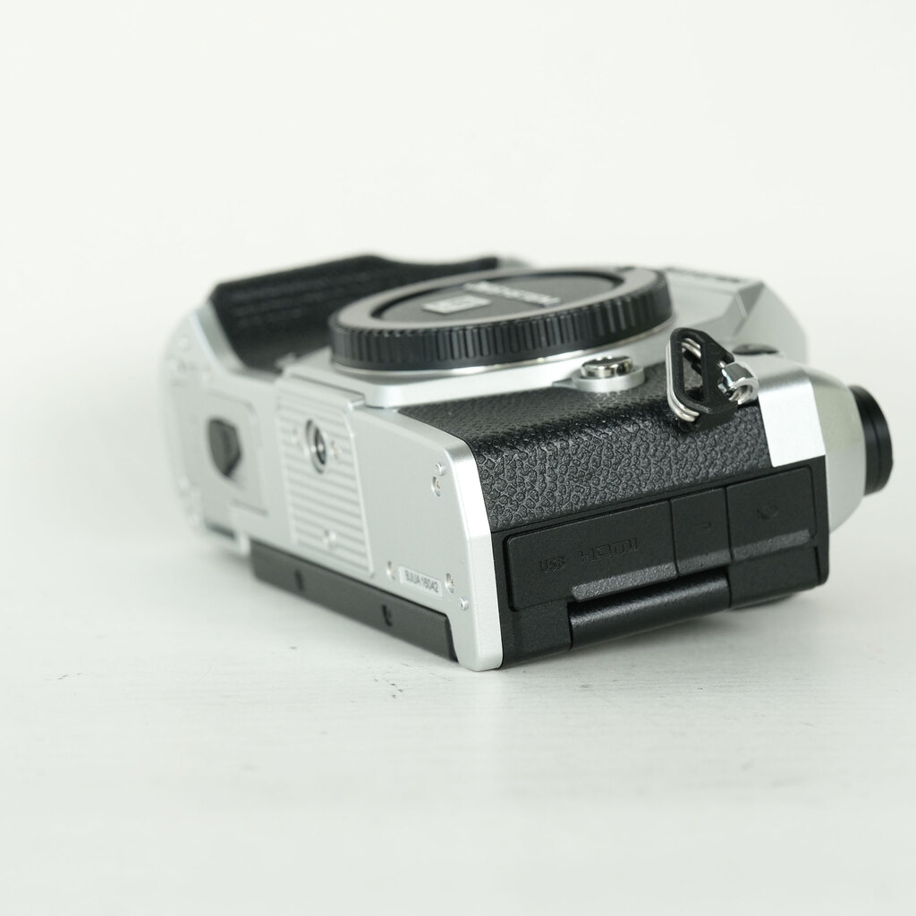 ほぼ新品OMシステム OM-5 MarkⅡボディシルバー26年6月購入保証書あり OM SYSTEM OM-5 Mark II ボディ シルバーの出品 | ONE SCENE（ワンシーン）