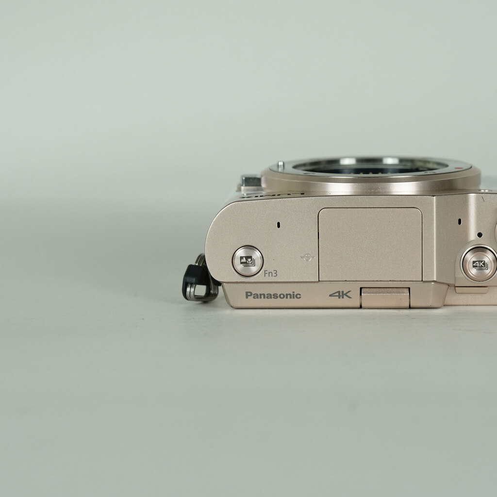 Panasonic LUMIX DC-GF10 ボディ ホワイトの出品 | ONE SCENE（ワン