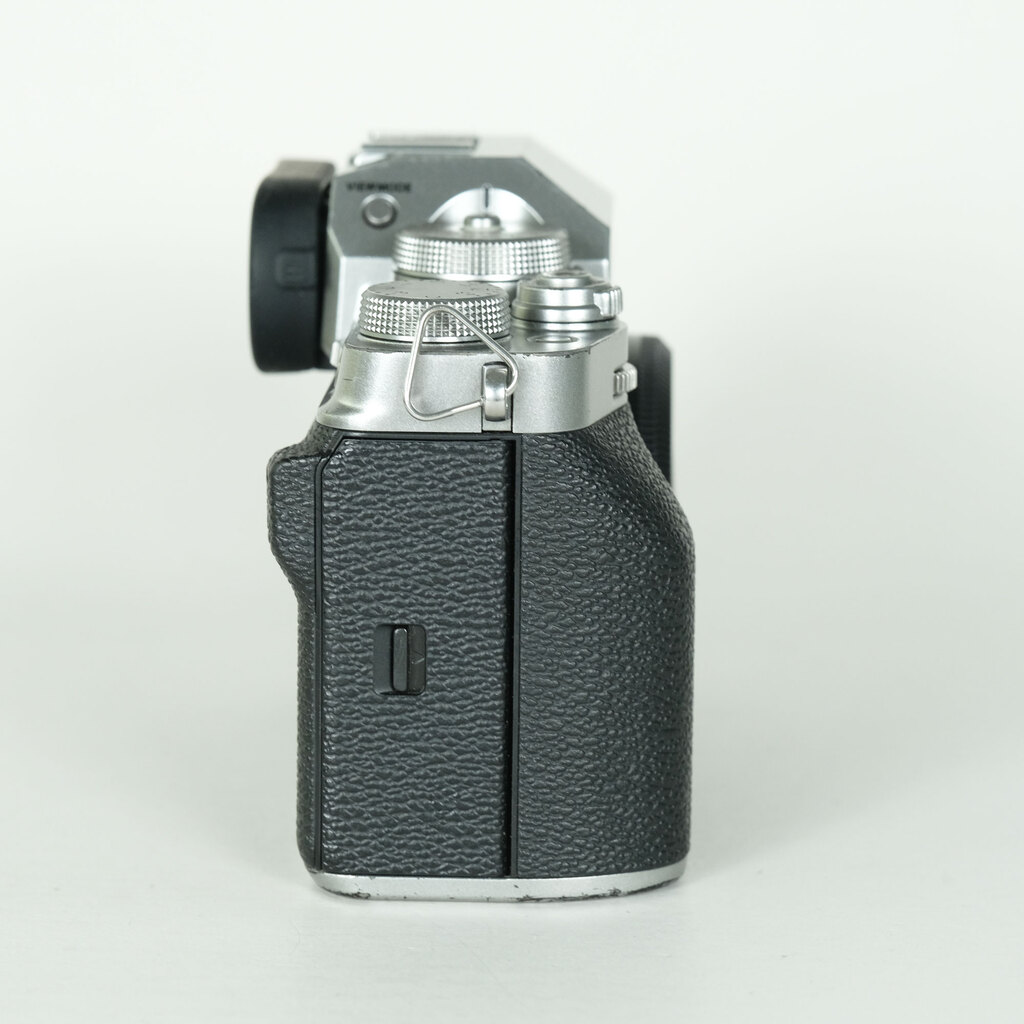 FUJIFILM X-T4 [�{�f�B �V���o�[]