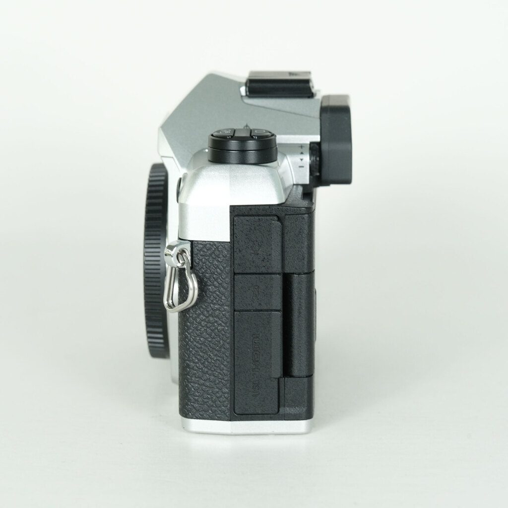 OM SYSTEM OM-5 Mark II ボディ シルバーの出品 | ONE SCENE（ワンシーン）
