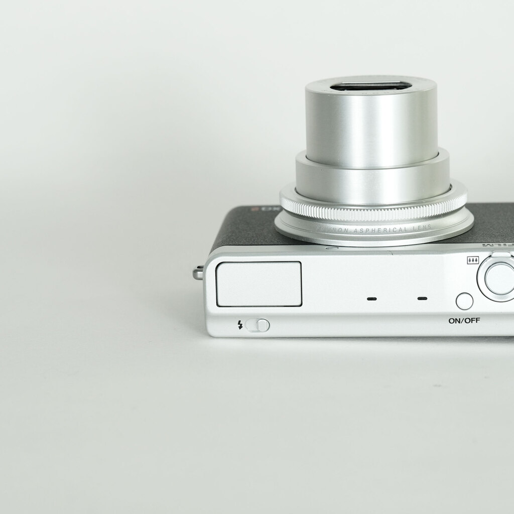 FUJIFILM XQ2 シルバー