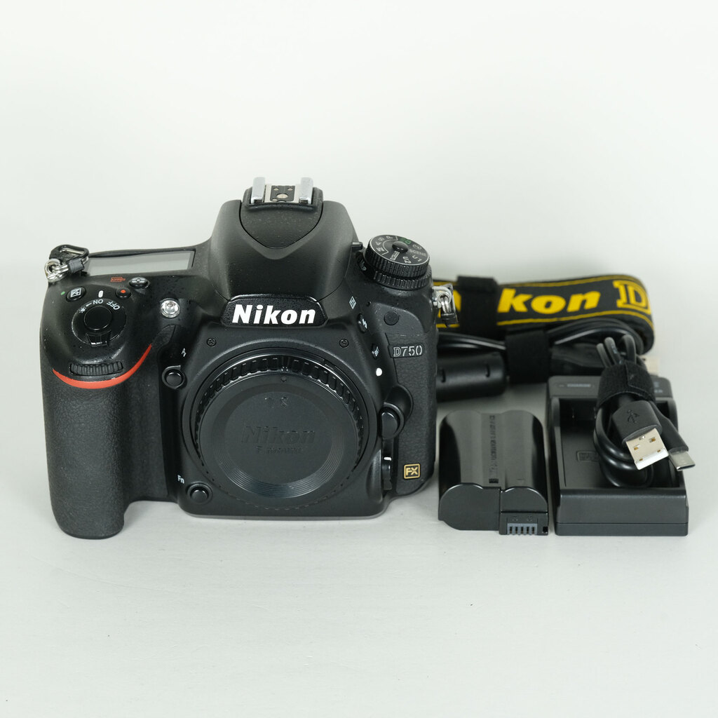 Nikon D750 [�{�f�B]