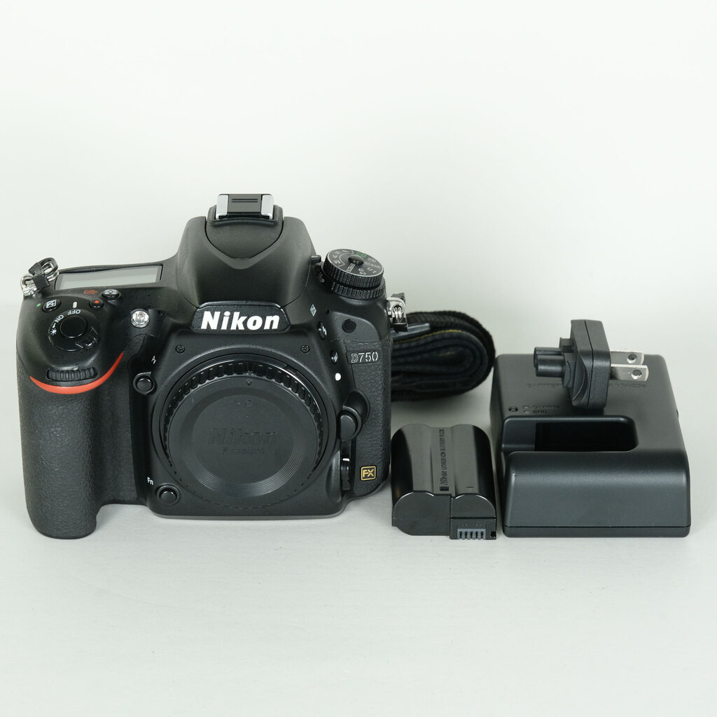 Nikon D750 [�{�f�B]