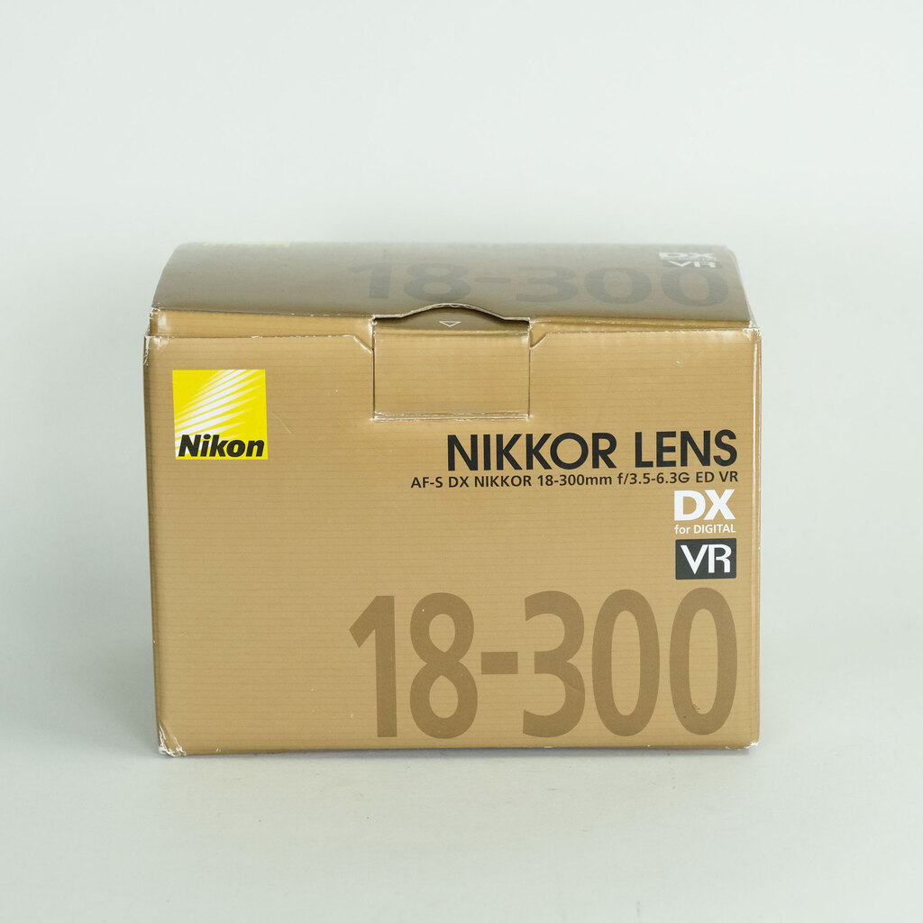 Nikon AF-S DX NIKKOR 18-300mm f/3.5-6.3G ED VR Nikon AF-S DX NIKKOR 18-300mm f/3.5-6.3G ED VR