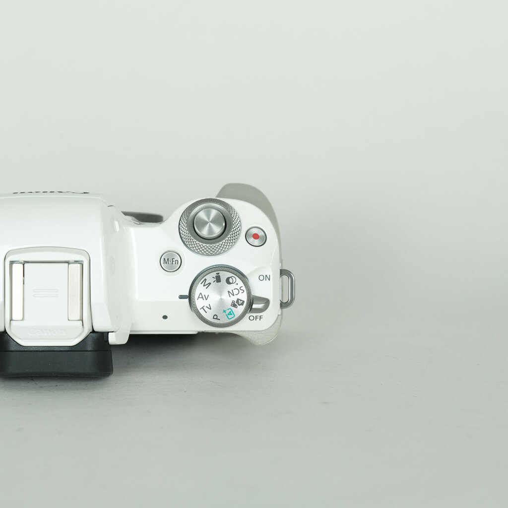 Canon EOS Kiss M Canon EOS Kiss M