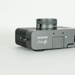 FUJIFILM X half X-HF1