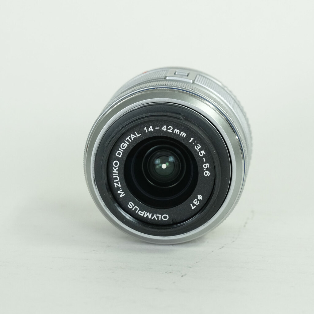 OLYMPUS M.ZUIKO DIGITAL 14-42mm F3.5-5.6IIR シルバー OLYMPUS M.ZUIKO DIGITAL 14-42mm F3.5-5.6IIR シルバー