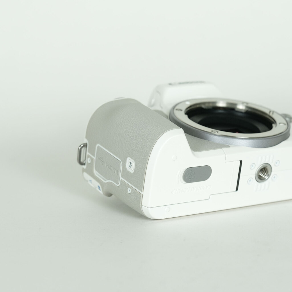 Canon EOS Kiss M Canon EOS Kiss M