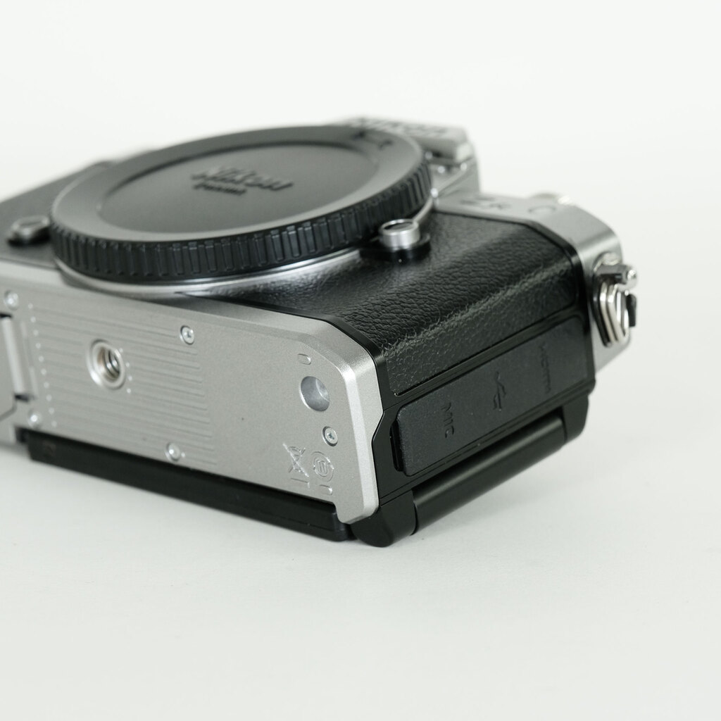 【ジャンク】ニコンS Nikon Z 8 (no lens included) 45.7-megapixel full-frame mirrorless