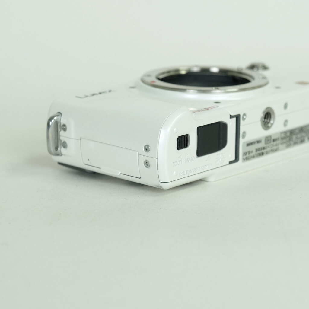 Panasonic LUMIX DMC-GF2-K ボディ ホワイト