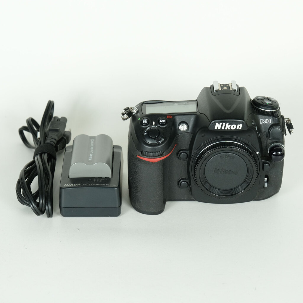 Nikon D300 �{�f�B