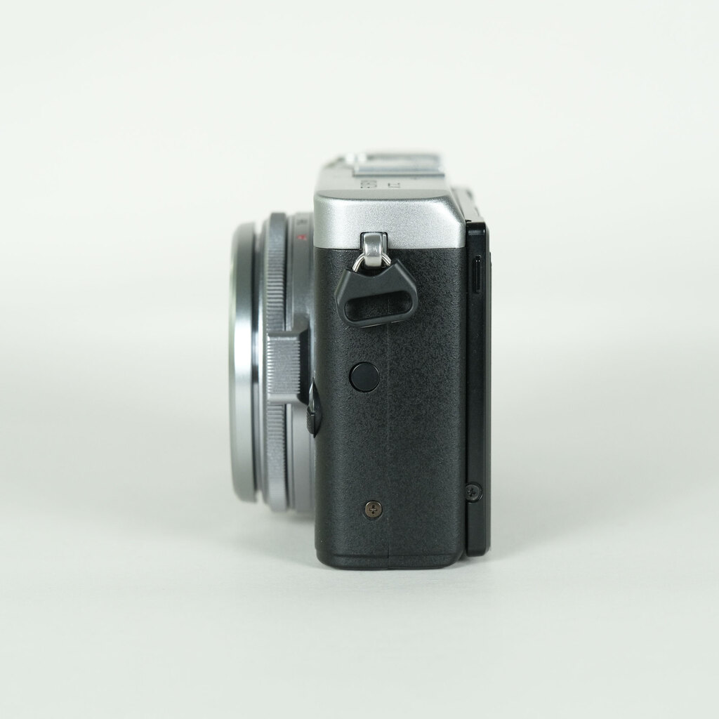 FUJIFILM X70 シルバー 本体のみ 動作未確認 FUJIFILM X70 シルバー