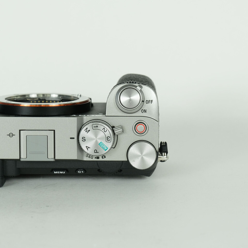 SONY α7c ILCE-7C 本体のみ (一部パーツ欠損) SONY α7C II（ILCE-7CM2）の出品 | ONE SCENE（ワンシーン）