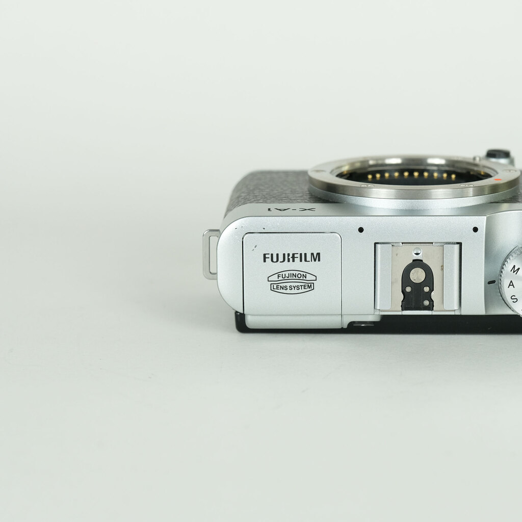 FUJIFILM X-A1 ボディ シルバー