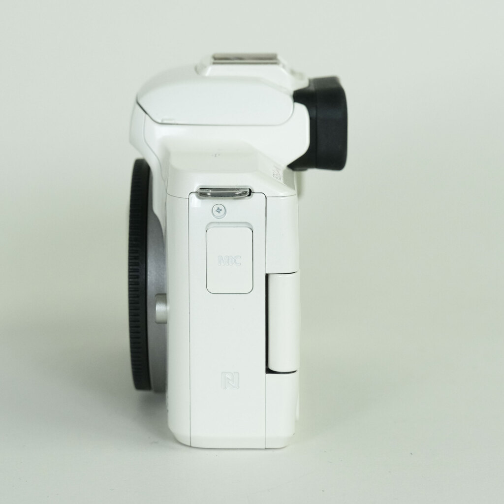 Canon EOS Kiss M Canon EOS Kiss M