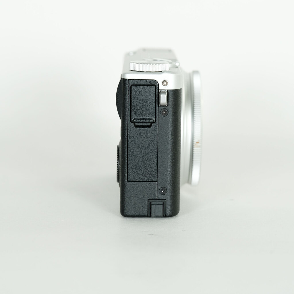 FUJIFILM XQ2 シルバー