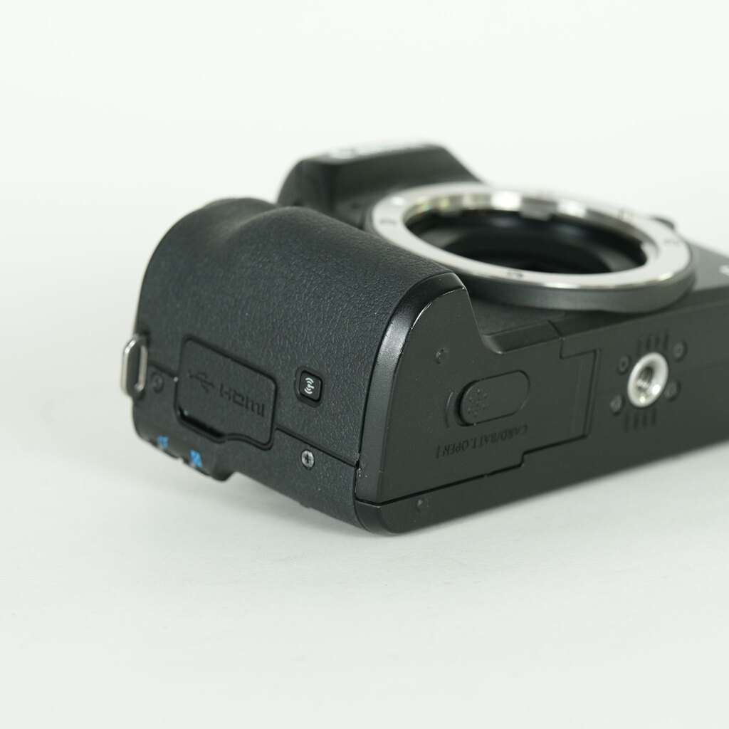 Canon EOS Kiss M Canon EOS Kiss M