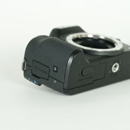 Canon EOS Kiss M Canon EOS Kiss M