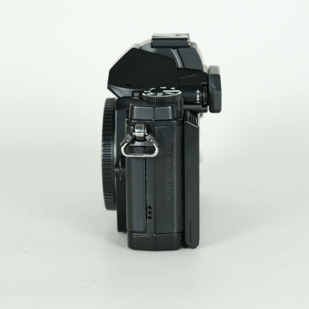OLYMPUS OM-D E-M5 �{�f�B �G���[�g�u���b�N