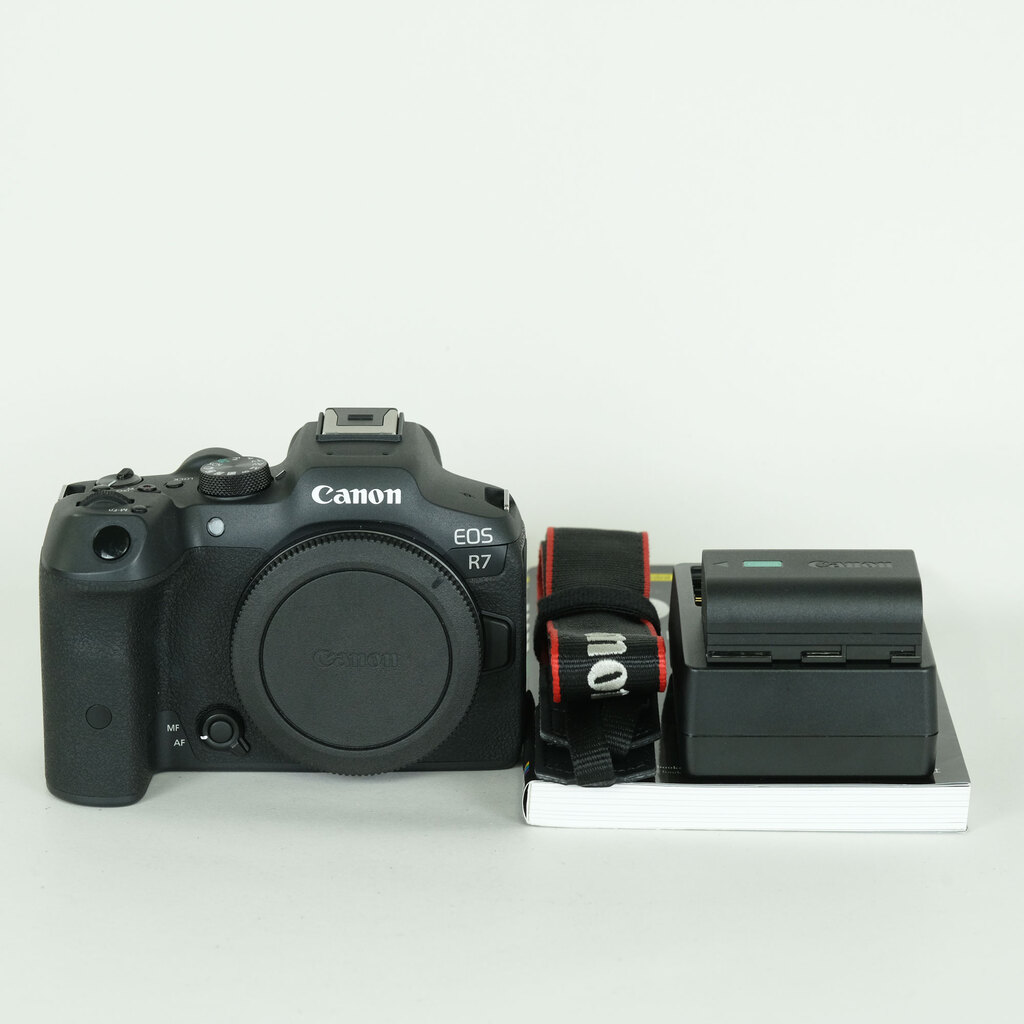 Canon EOS R7