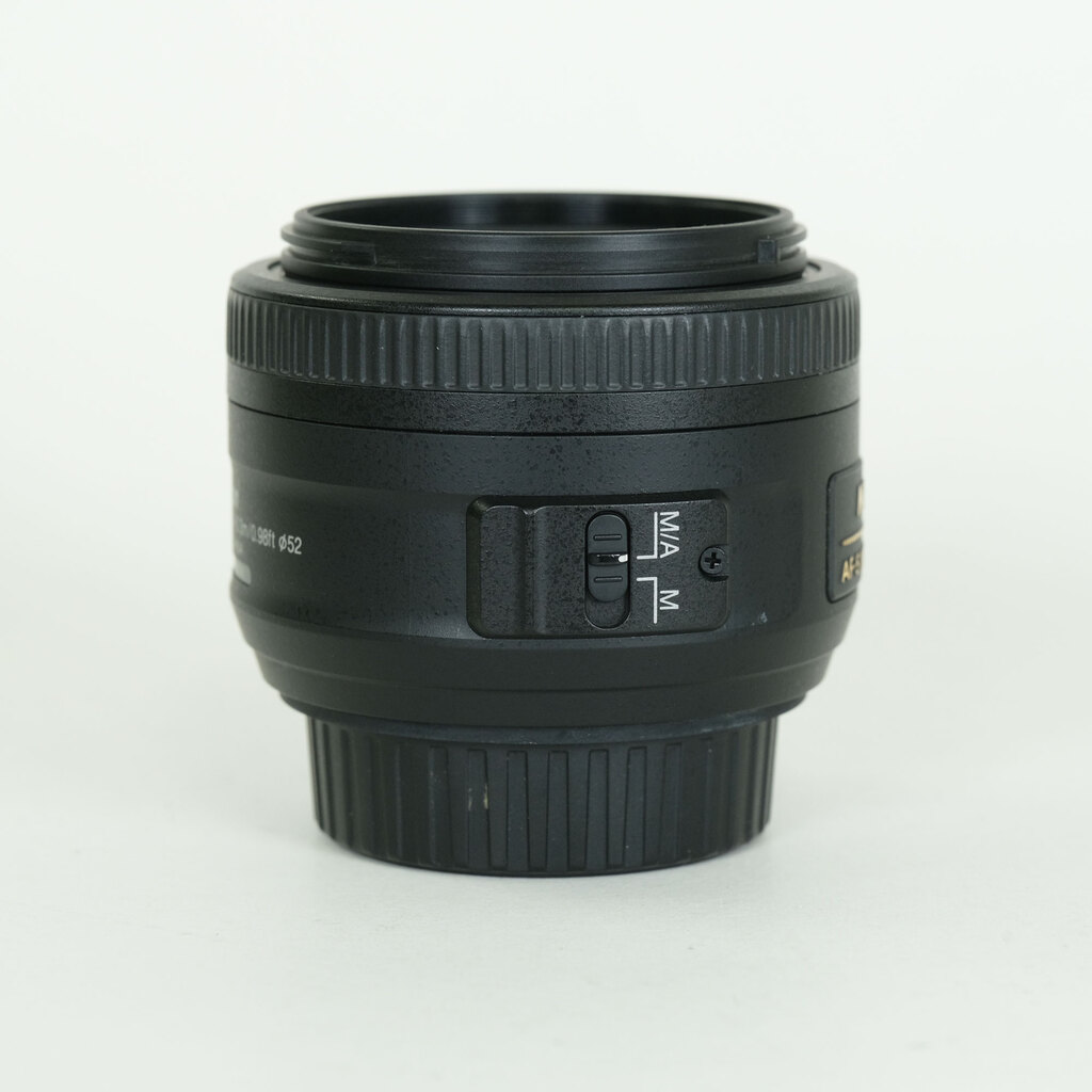 Nikon AF-S DX NIKKOR 35mm f/1.8G Nikon AF-S DX NIKKOR 35mm f/1.8G