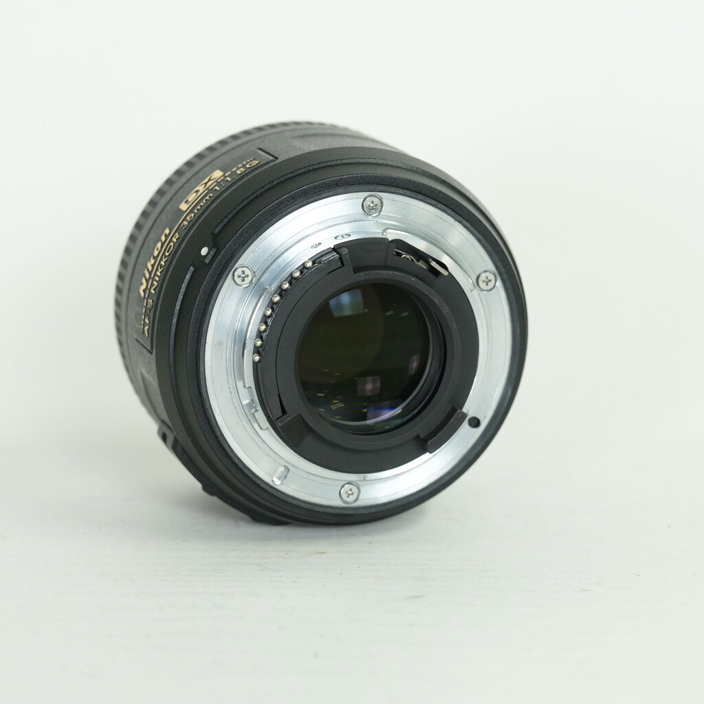 Nikon AF-S DX NIKKOR 35mm f/1.8G Nikon AF-S DX NIKKOR 35mm f/1.8G