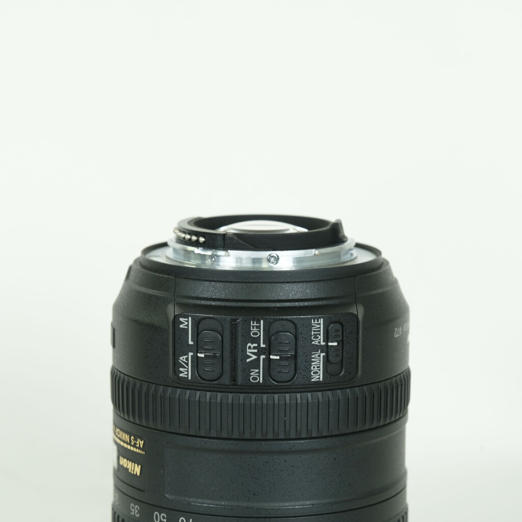 Nikon AF-S DX VR Zoom-Nikkor 18-200mm F3.5-5.6G IF-ED Nikon AF-S DX VR Zoom-Nikkor 18-200mm F3.5-5.6G IF-ED