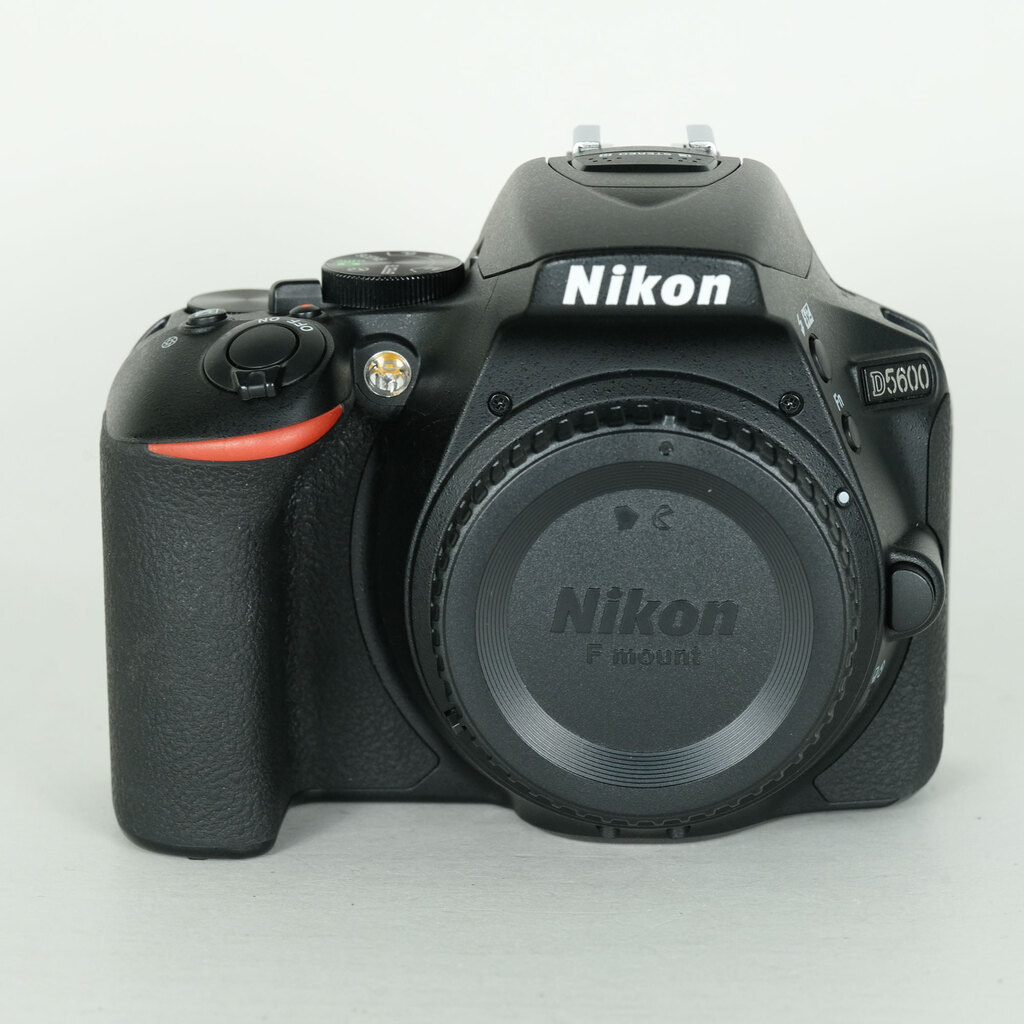 Nikon D5600 [�{�f�B]