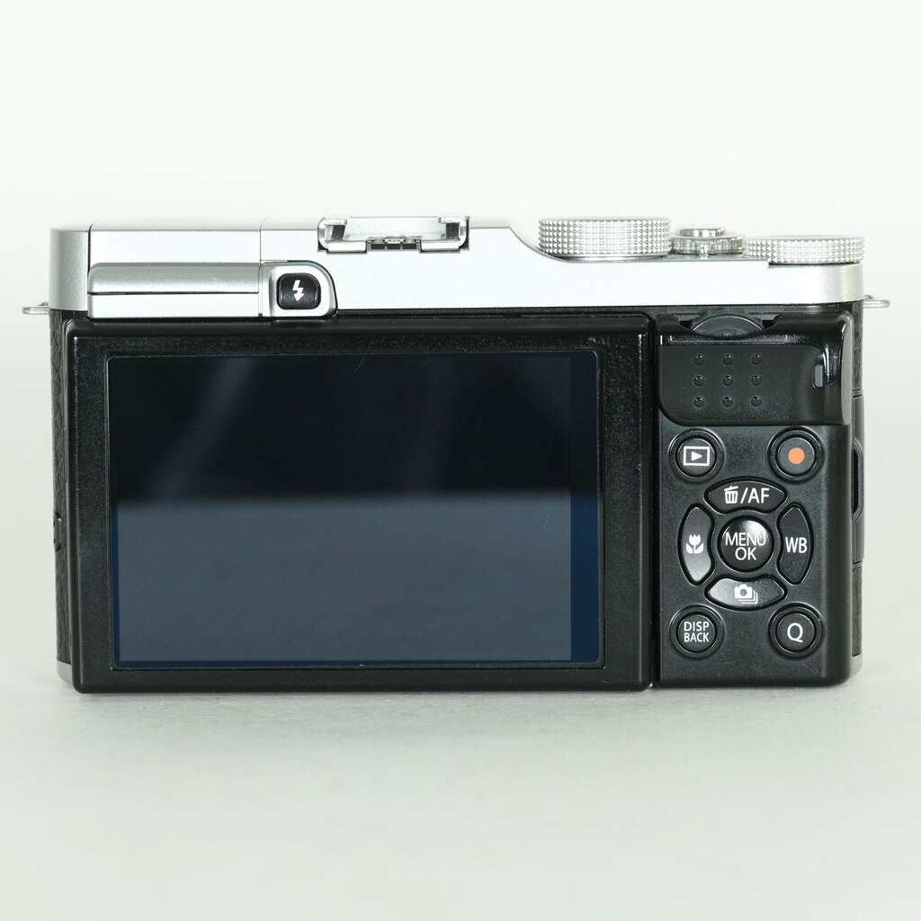 FUJIFILM X-A1 ボディ シルバー