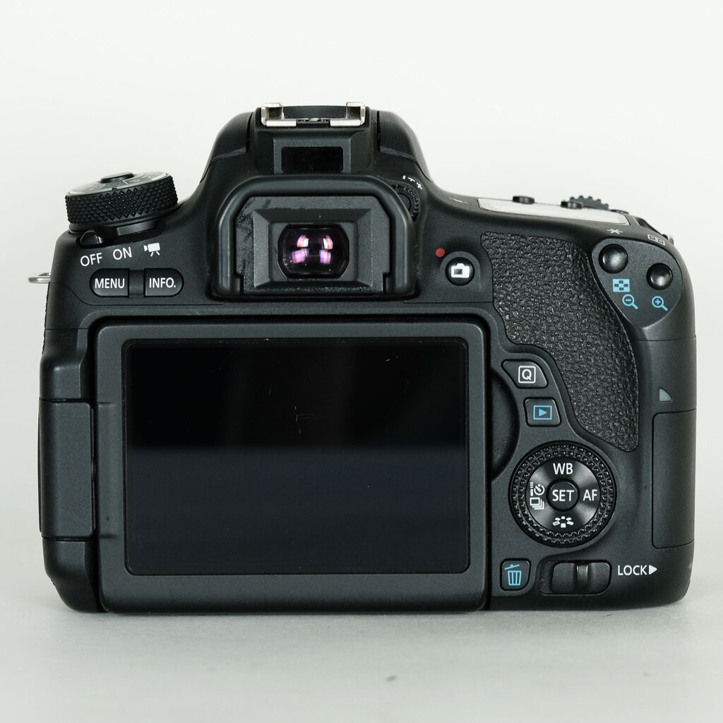 Canon EOS 8000D