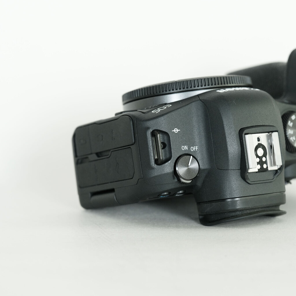 Canon EOS R6 Canon EOS R6