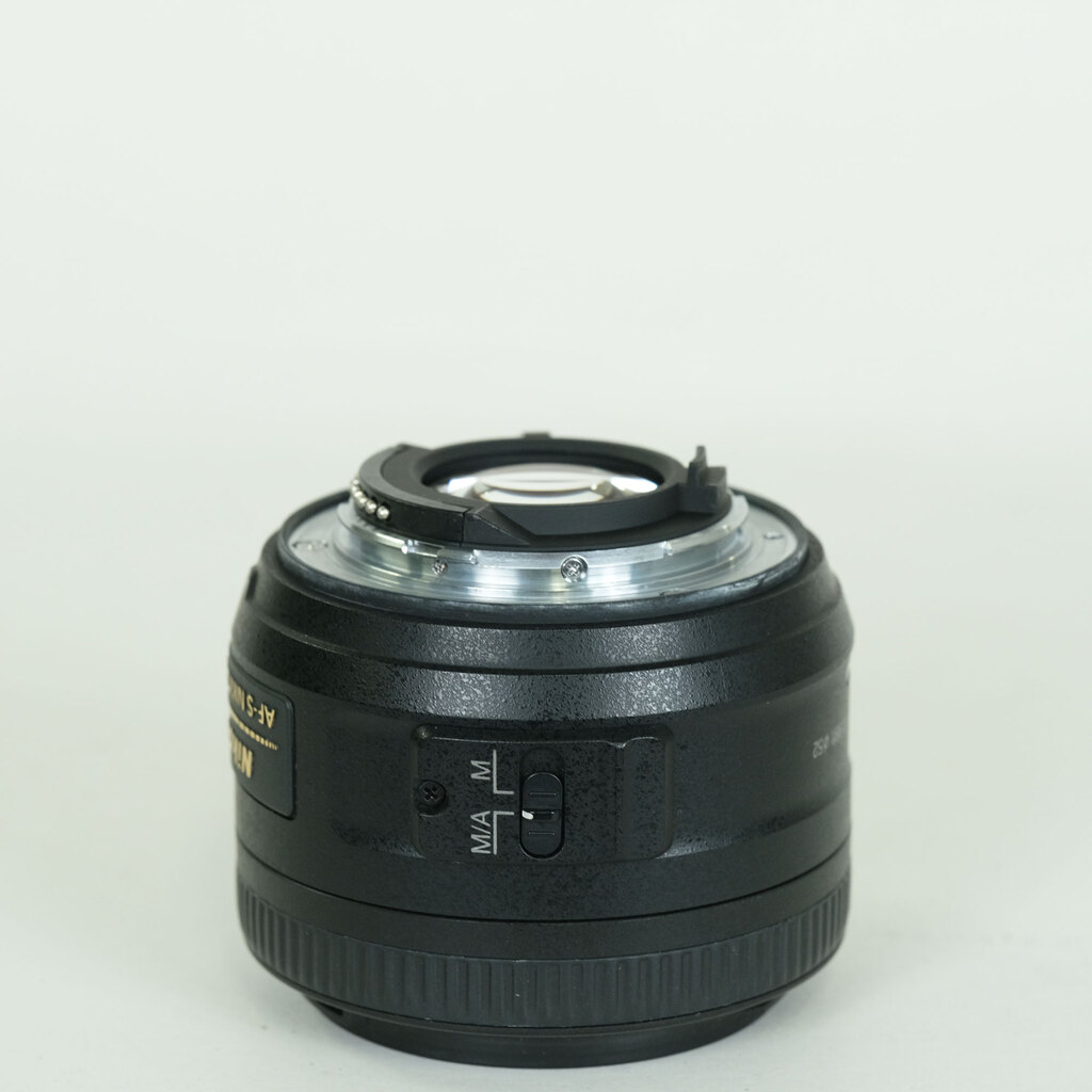 Nikon AF-S DX NIKKOR 35mm f/1.8G Nikon AF-S DX NIKKOR 35mm f/1.8G