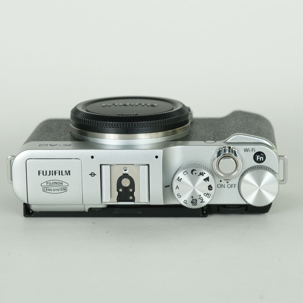 FUJIFILM X-E2 シルバーボディ ミラーレス一眼 バッテリ、充電器付属 FUJIFILM X-E2 シルバーボディ ミラーレス一眼 バッテリ、充