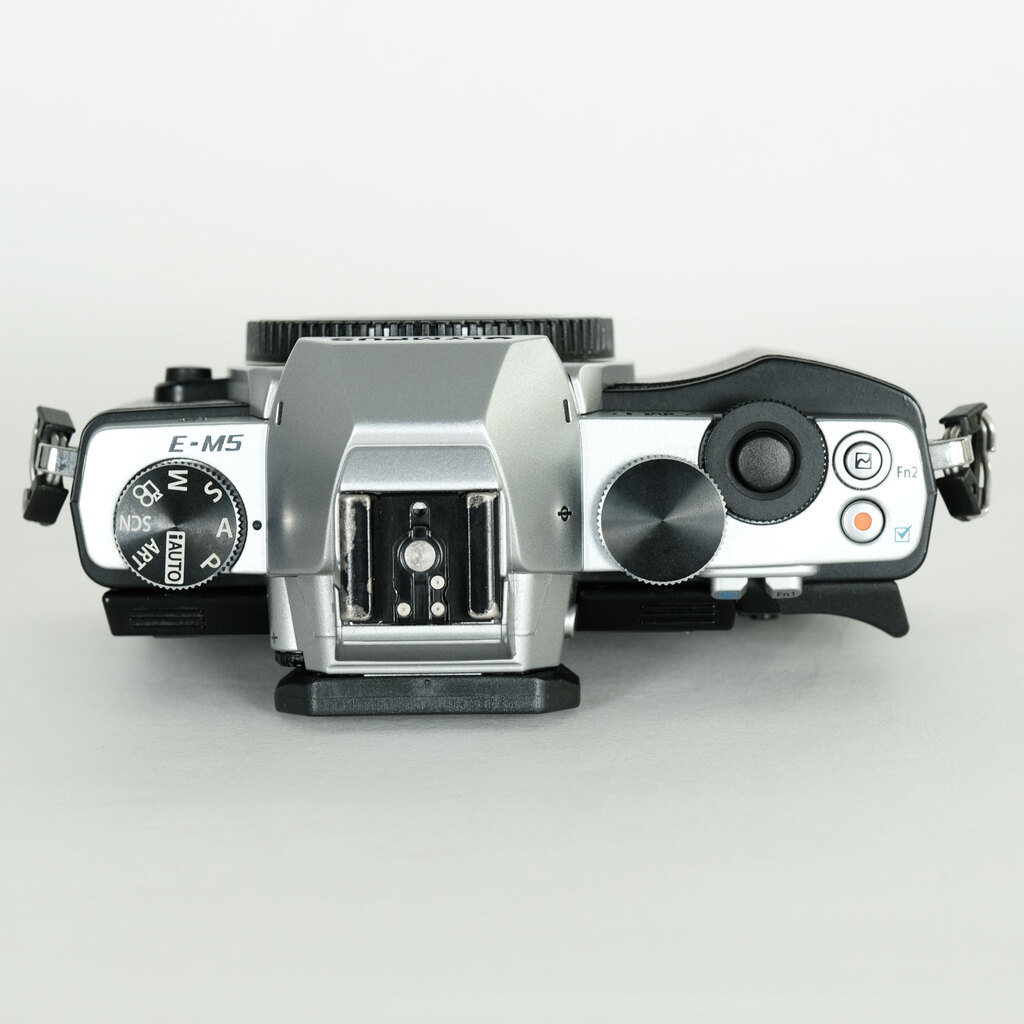 OLYMPUS OM-D E-M5 ボディ シルバー