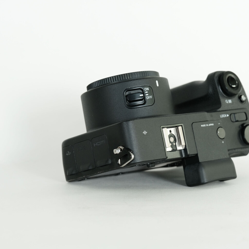 SIGMA sd Quattro & Art 30mm F1.4 DC HSM レンズキット