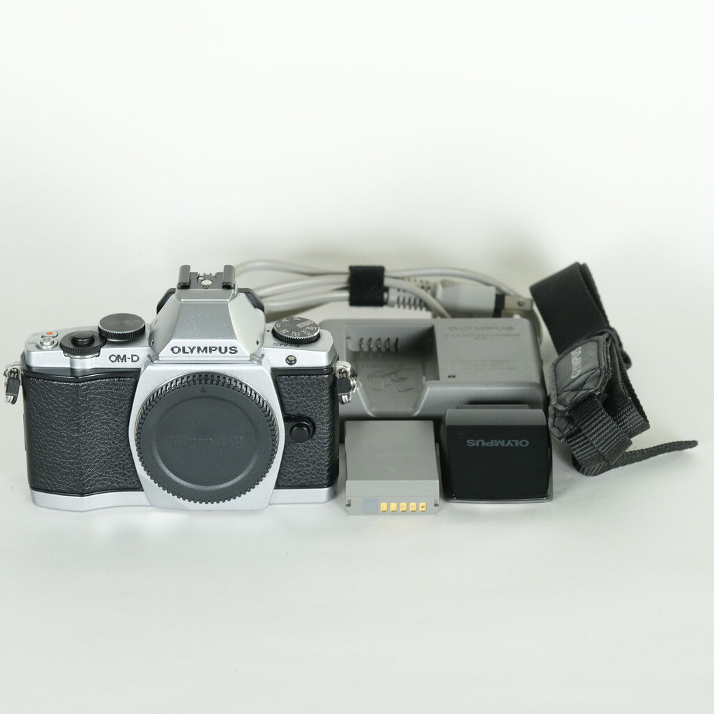 OLYMPUS OM-D E-M5 ボディ シルバー