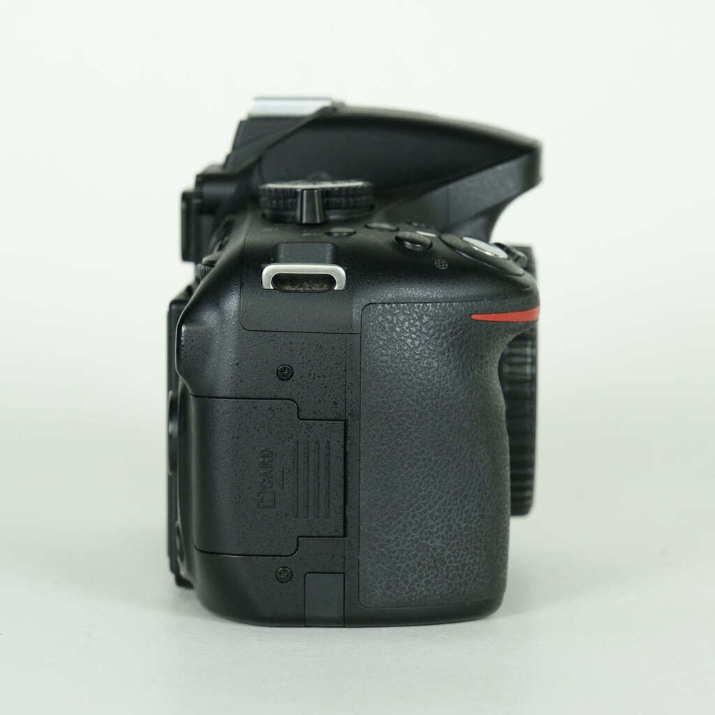 Nikon D5200 �{�f�B �u���b�N