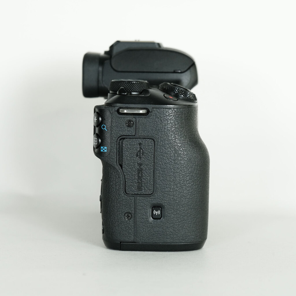 Canon EOS Kiss M ボディ（ブラック）※EVF不良・ジャンク扱い Canon EOS Kiss M ボディ（ブラック）※EVF不良・ジャンク扱い Canon