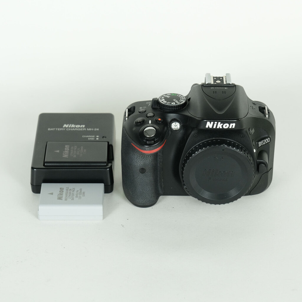 Nikon D5200 �{�f�B �u���b�N