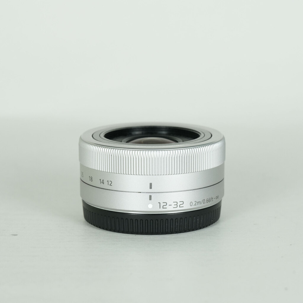Panasonic LUMIX G VARIO 12-32mm / F3.5-5.6 ASPH. / MEGA O.I.S. [�V���o�[]