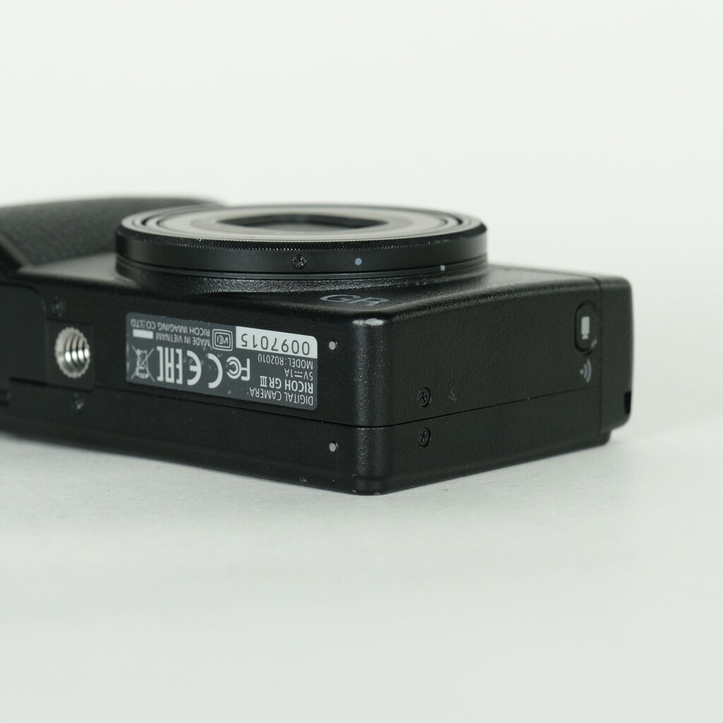 訳ありRICOH GR III｜レンズゴミ・ストラップ割れあり｜付属品完備 RICOH GR IIIの出品 | ONE SCENE（ワンシーン）