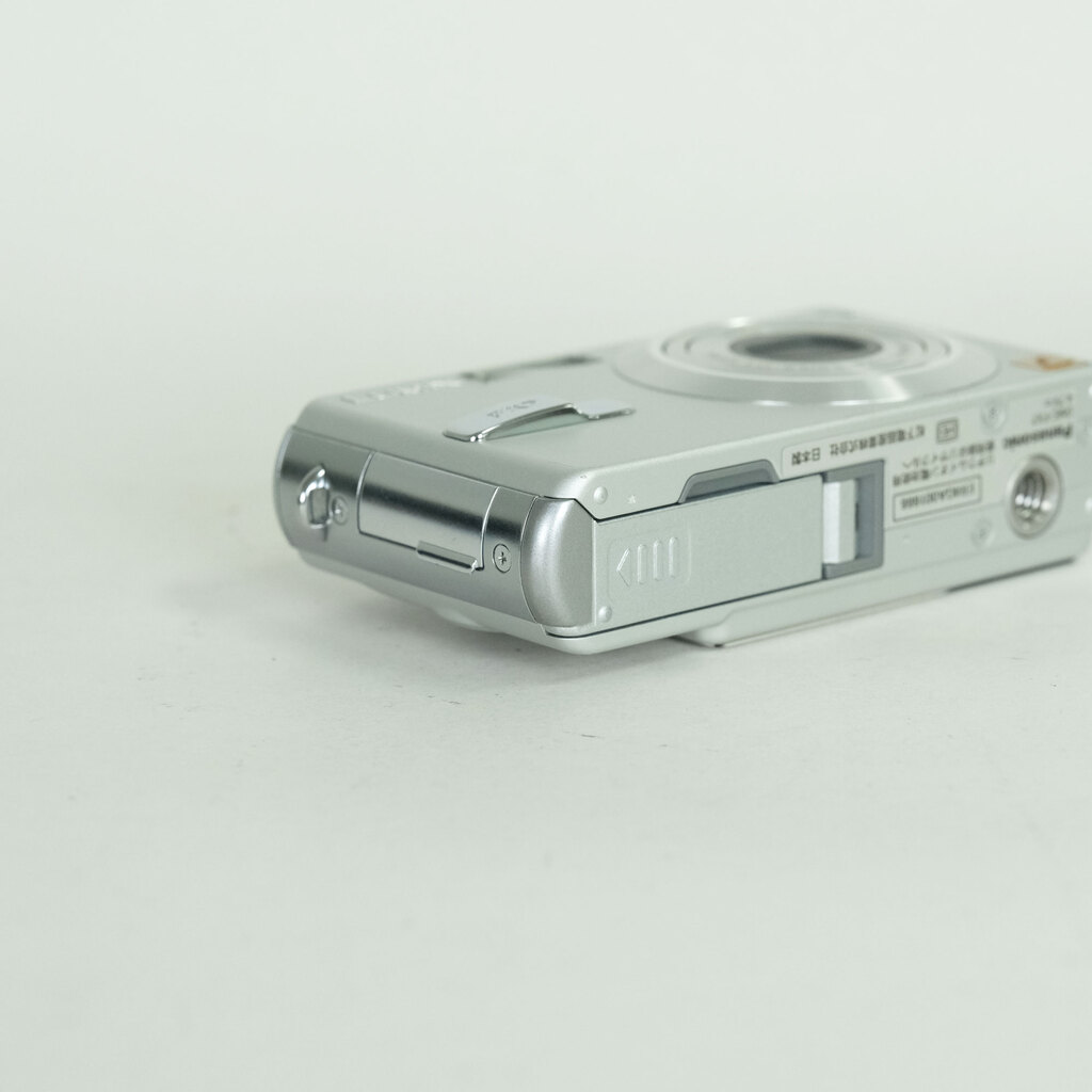 Panasonic DMC-FX7 シルキーシルバー