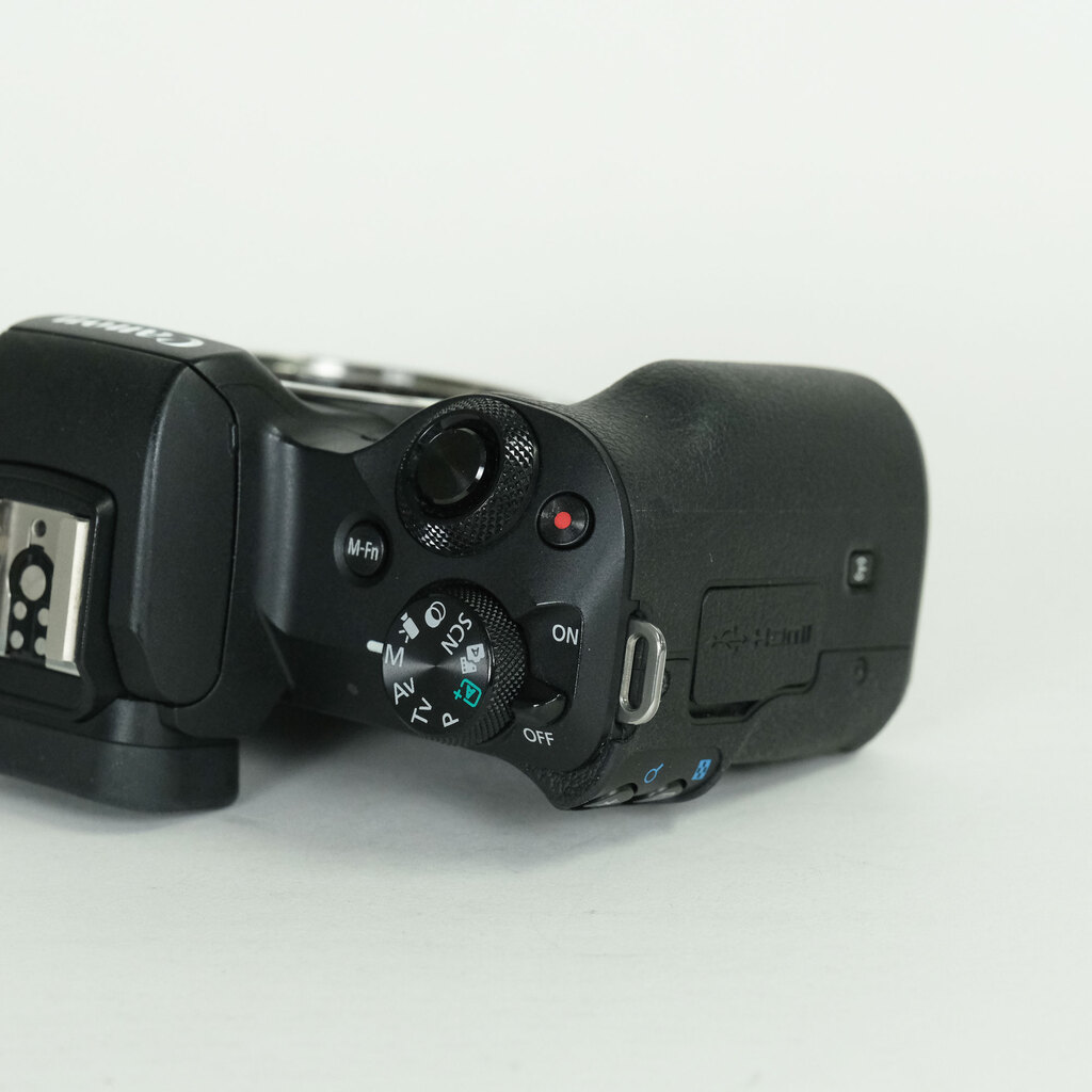 Canon EOS Kiss M Canon EOS Kiss M