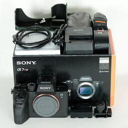SONY α7RIV ボディ ILCE-7RM4A   【後期モデル 液晶下部にSONYロゴなし】