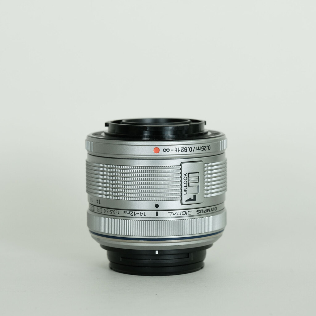 OLYMPUS M.ZUIKO DIGITAL 14-42mm F3.5-5.6IIR シルバー