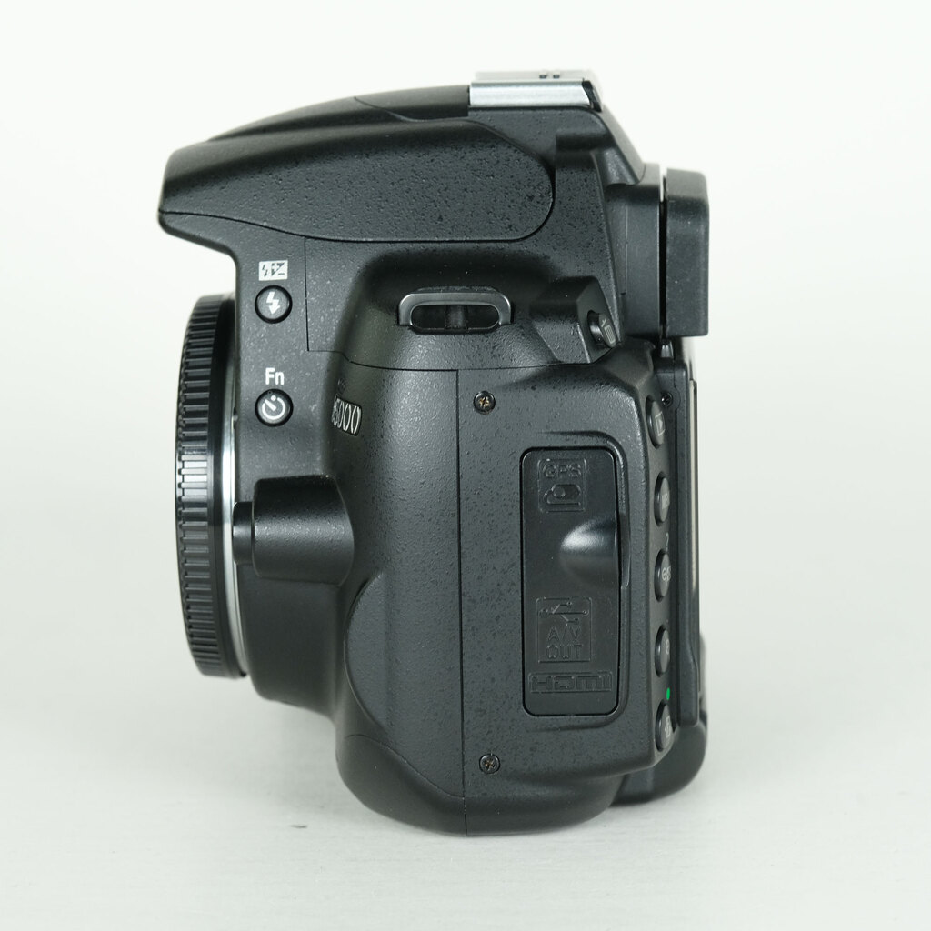 Nikon D5000 �{�f�B