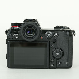 Panasonic LUMIX DC-S1 Panasonic LUMIX DC-S1