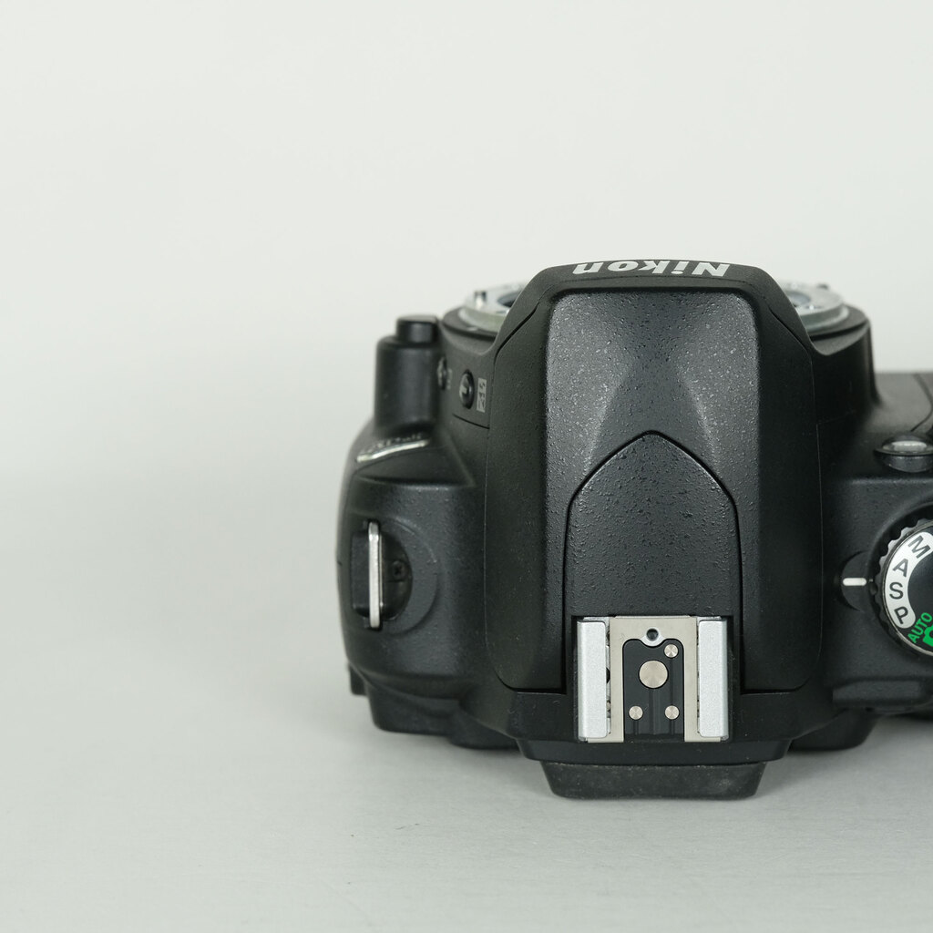 Nikon D40 ブラックボディの出品 | ONE SCENE（ワンシーン）
